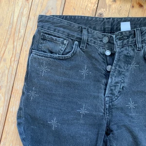 Svarta jeans med ”diamanter” - Några ”diamanter” har fallit bort, därav priset! Till ankeln på mig som är 176