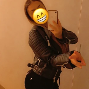 Skinn jacka strl 42  - Skinnjacka köpt från chiquelle i april , andvänd väldigt få gånger och säljer för att den är för stor och kommer inte till andväning , köpt för 700 men säljer för mindre för vill bara få sålt❤️ priset kan diskuteras mer vid snabb affär. Skulle säga att jackan passar någon i strl 40 och 42 💞