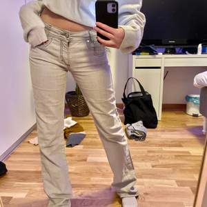Säljer dessa fina ljusgråa (nära vit) jeansen. Jeansen är  lågmidjad, är 160 och de är långa på mig! Sitter perfekt i midjan och även där bak. 🤍🤍