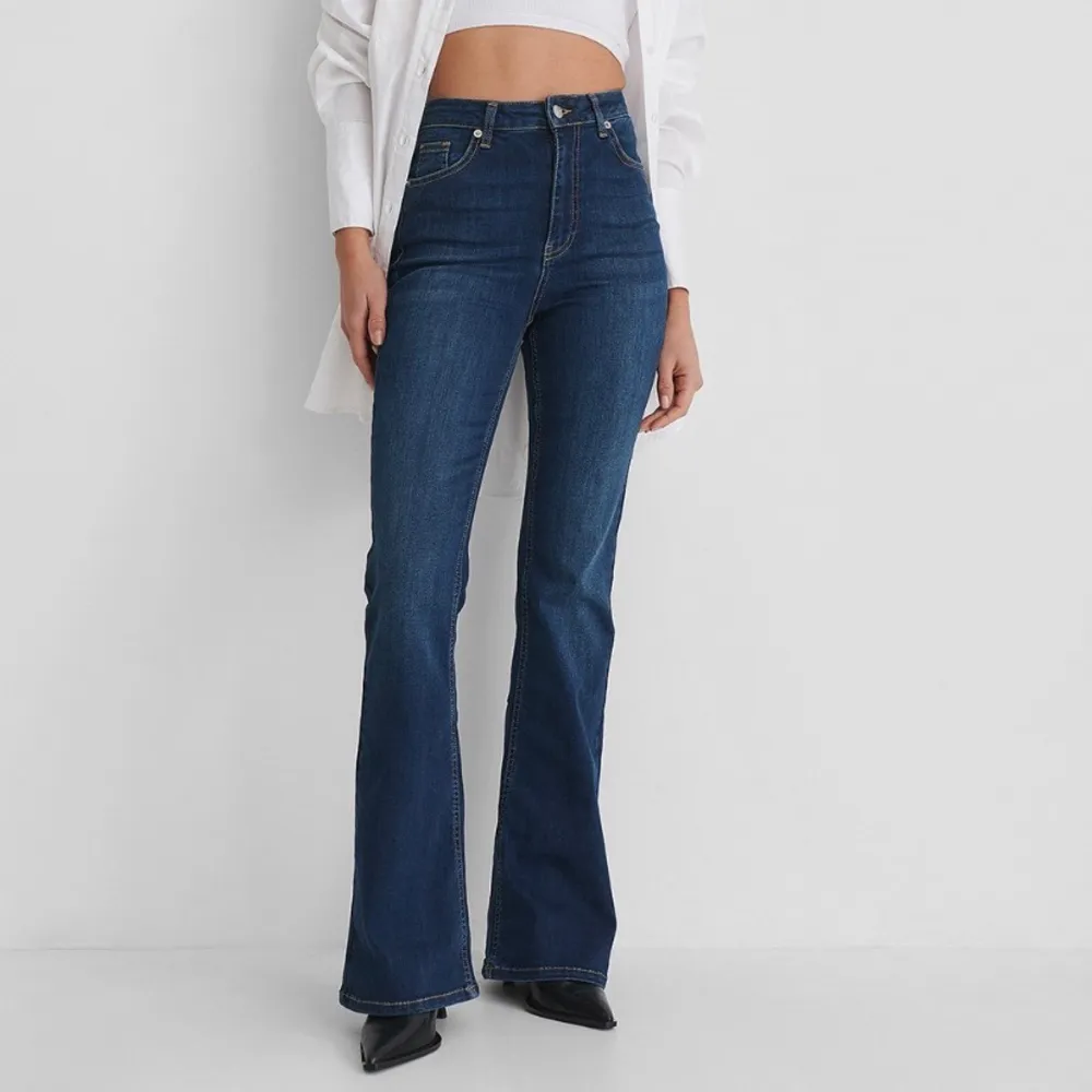 ! LÅNADE BILDER ! Säljer ett par blåa bootcut jeans från NA-KD som är helt oanvända och nya. Dem är i storlek 32 men är lite större i storleken. Köptes för 499 kr. Kan både frakta och mötas upp. 🤎🤎. Jeans & Byxor.