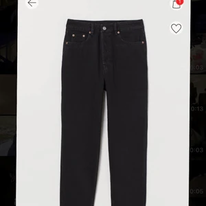 Svarta momjeans  - Säljer dessa fina svarta momjeansen från HM i storlek 36 och sitter vid min ankel vid foten och jag är 170. Köpta för 224kr. Använda. Köparen står för frakten🤍🤍
