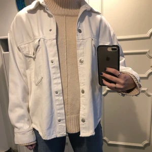 Zara jacka - Vit jeansskjorta från Zara Strl S som jag använt som jacka under vår och sommar. 