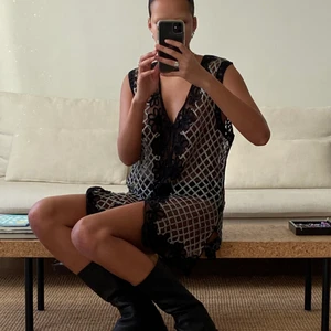 Svart/silvrig klänning  - Snygg, semi-transparent klänning med broderade detaljer. Loose fit! Kan även användas som top, förslagsvis med låga utsvängda jeans 🤤