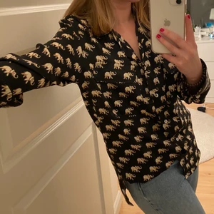 Skjorta från Zara - Snygg skjorta med elefanter på från Zara. Skjortan är mörkblå och är i storlek XS samt i mycket bra skick! 