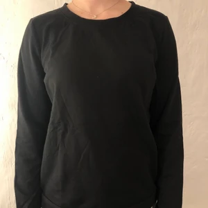Svart tröja  - Långärmad svart tröja från VERO MODA, lite tjockare, storlek L men sitter mer som M. Tröjan är använd men fortfarande okej skick💗                                                                                     Köparen står för frakt 