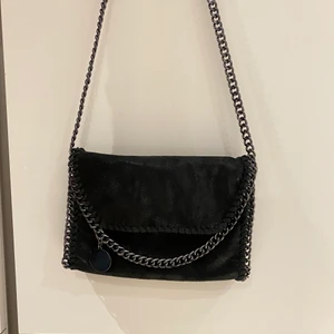 stella McCartney liknande - säljer min stella McCartney liknande väska då jag ska köpa en annan väska och inte behöver 2. väskan är jätte fin och och medel stor skulle jag säga!