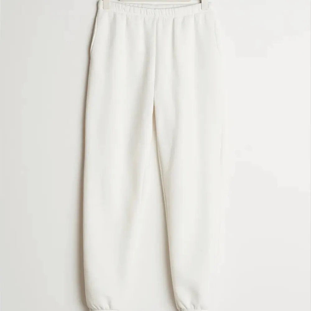 Helt oanvända mjukisbyxor i storlek S, finns en matchande vit croppad hoddie att köpa med. 150+ frakt för byxorna.. Jeans & Byxor.