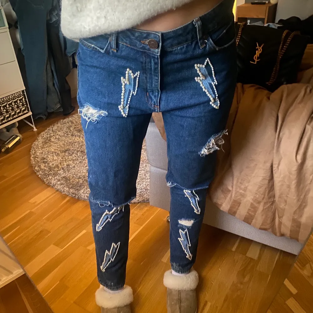 Ascoola jeans från Sandro Paris med blixtar och pärlor på. Väldigt Bra skick. Storleken är 40 men har vanligtvis 36/38 och de passar bra på mig 🥰🥰. Jeans & Byxor.