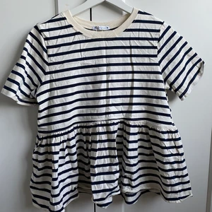 Zara t-shirt - T-shirt från zara använd en gång sitter jättefint. Gratis frakt😊