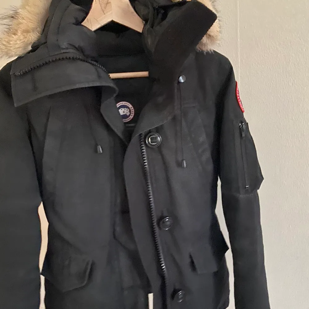 ✨Säljer min canada goose då jag köpte den och den var alldeles för liten för mig. Den är i bra skick och har snören som man kan dra åt i vid midjan!✨🔮. Jackor.