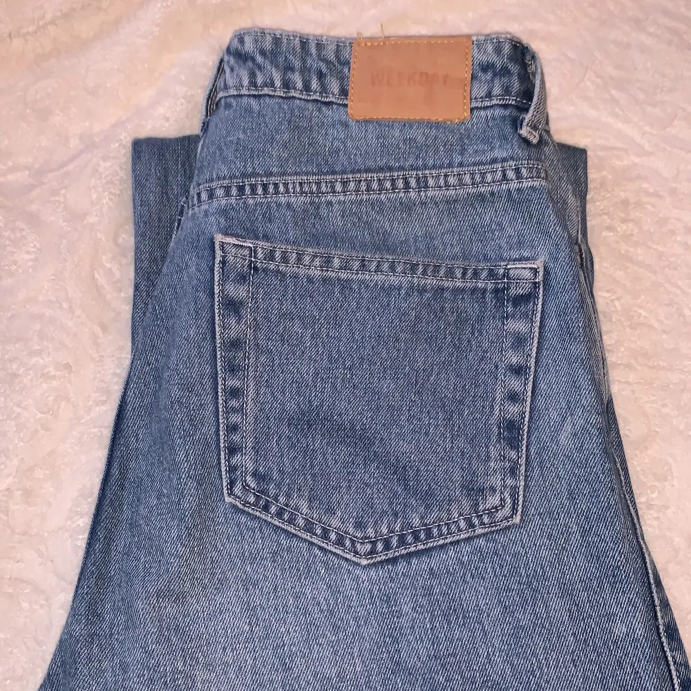 Rowe jeans i färgen sky blue. Storlek 27/32. Säljer då dom blivit för små. Frakt tillkommer☺️. Jeans & Byxor.