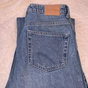 Rowe jeans i färgen sky blue. Storlek 27/32. Säljer då dom blivit för små. Frakt tillkommer☺️