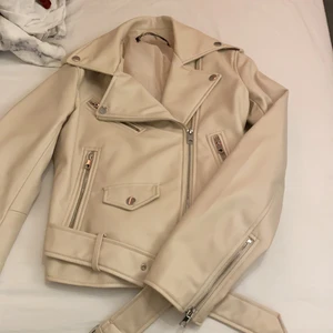Skinn jacka Strl S - Säljer min fina beige skinn jacka som är köpt från Zara använd bara en gång och tänkte sälja den Strl S 