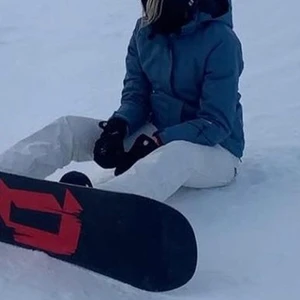 Skidjacka från Ski Industries - Skidjacka i storlek xs från Ski Industries. Köpt på plick (bild 2 och 3 är lånad från förra säljarens annons). Säljer då den är något för liten för mig har i vanliga fall har M. Knappt använd och i nyskick. 250 plus frakt💗