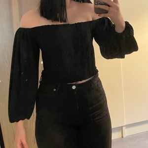 Bikbok festtopp  - Svart festtopp med ballongärmar från bikbok, jättefin men säljes för att jag inte använder den längre