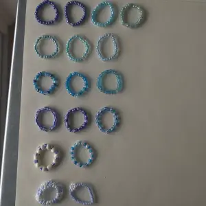 Massa blåa fina ringar i olika designer 💙 gjorda av elastisk tråd 🤩 storlek och design väljer man själv! 🦦 25kr styck, 12kr frakt 