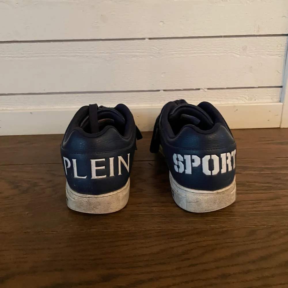 Säljer ett par Philipp Plein sport sneakers som jag köpte för ett år sedan för 3900. Änvänder dom inte så kan lika gärna sälja dom. . Skor.