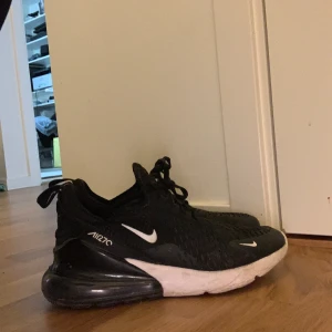 Nike air Max 270 - Hej. Säljer nu mina Nike air Max 270 då de ej kommer till användning. Köpta förra året för 1500kr. Sparsamt använd och i bra skick. Dem är i st 38. Säljer för 650kr