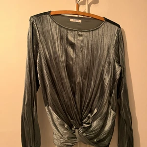 Blus - Fin blus från pieces i storlek M, men passar även en S! Jättefint skick. Pris 150kr och köpare står för frakt 💕