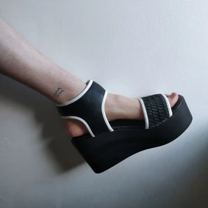 Platåskor  - Svartvita platåskor av märket Attitude. Nyskick.