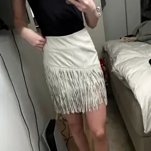 Mocka kjol med fransar från Zara. Som ny!