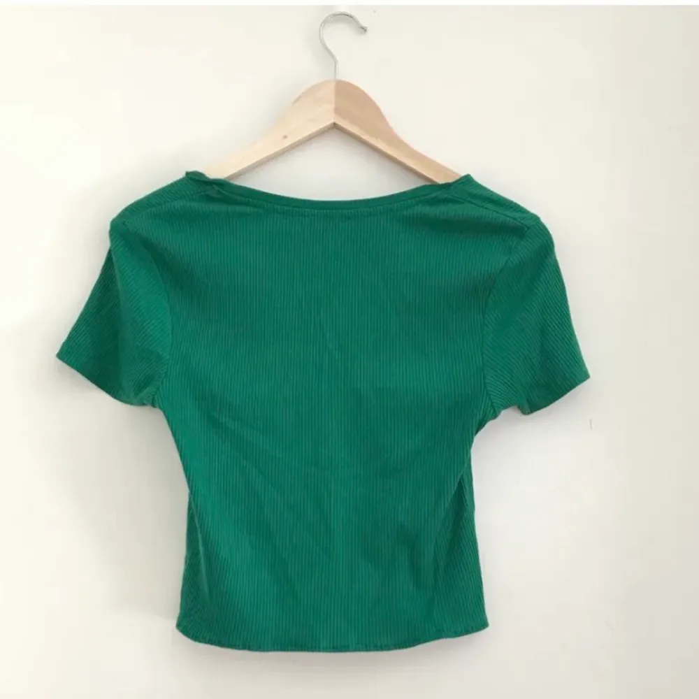Superfin croppad grön topp. 💚. T-shirts.