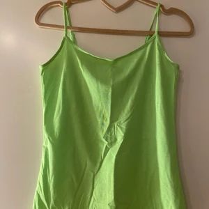 Neon linne - Två neonlinnen i storlek S. Aldrig använda och därmed i mycket bra skick. 30kr/styck + eventuell frakt