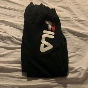 Fila Byxor - Hej här är ett par fila byxor 👖 helt nya från kidsbrandstore ny pris 399kr säljer dem för 50kr nu skick 9/10 för killar och tjejer