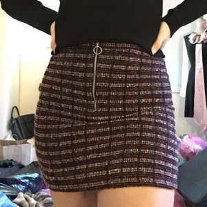 Kjol - Supersnygg bouclékjol i svart och rosa!! Säljer pga inte längre min stil💕