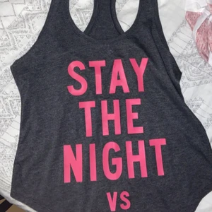 victoria’s secret size S - en grå och rosa linne som jag köpte från victoria secret.  Den är fortfarande ny, jag har aldrig haft den på mig eftersom den är lite stor på mig.  Säg till om du behöver fler bilder!  Jag kan träffas om du är i göteborg.