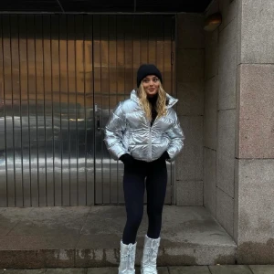 Silver jacka - Säljer denna fina jacka från Gina tricot, jätte snygg och köpt förra vintern💓 slutsåld 