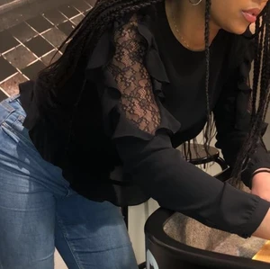 Svart blus ZARA - Fint skick, använd fåtal gånger