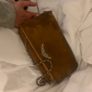 Zadig väska - Säljer denna välanvända Zadig väska och men annars fortsatt fint skick förutom smutsig! Först till kvarn 🤌