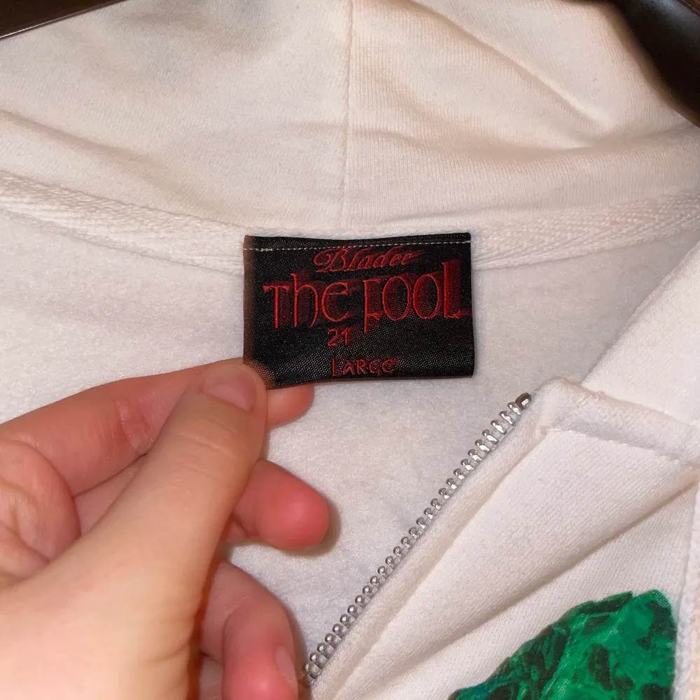 Säljer denna feta bladee zip hoodie som jag köpte men aldrig har använt. Den är i storlek L och perfekt skick.. Hoodies.