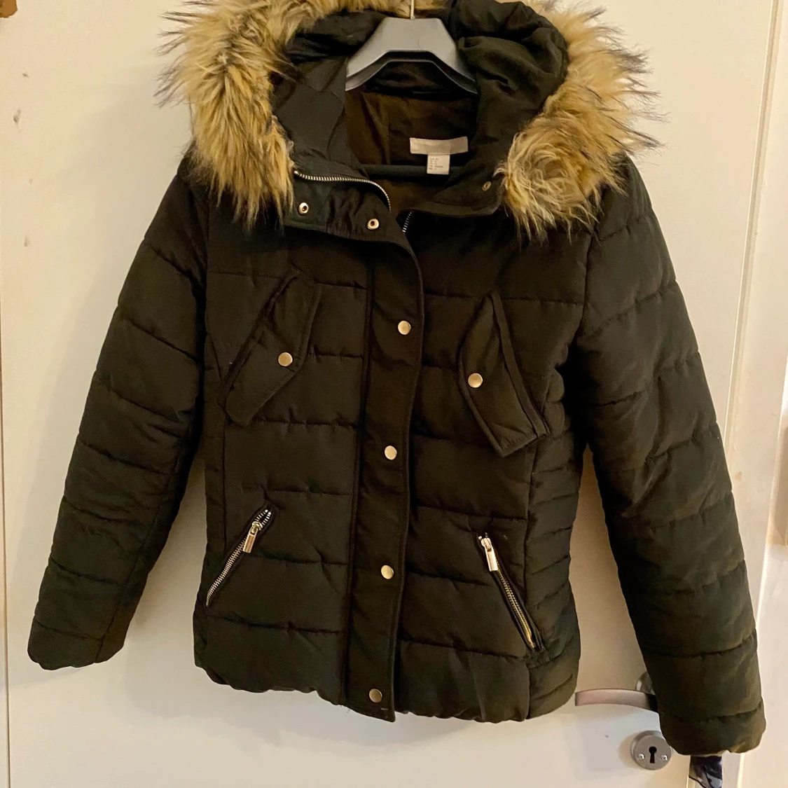 Militär grön med luva. Storlek 36