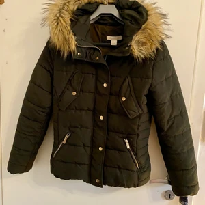 Militär grön med luva. Storlek 36 - Storlek 36. Använt Max 1-2x sen fick reda på gravid och varför den inte sätt som de hade gjort i äffaren ( haft många olika att byta mellan ) så de i stort sätt ny. Frakt är i priset skicka spårbar. 