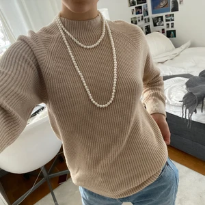 Beige stickad - Beige stickad tröja från uniqlo. Herrstorlek XS= typ S för dam! Mycket sparsamt använd! Säljer även en likadan i grå😃