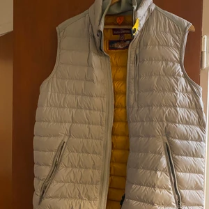 Parajumpers lightweight väst - En parajumpers ”super lightweight” väst i storlek M, VÄLDIGT sparsamt använd så säljs som i nyskick. Vid snabba affär är priset diskuterbart! Kan hämtas/mötas upp i Norrtälje/Åkersberga och/eller Västberga/Stockholm