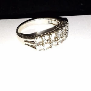 Äkta 925 Sterling Silver Ring - Äkta 925 Sterling Silver Ring i mycket fint skick. Sällan använd. Snygg design med Swarovski stenar. Stenarna Skiner i vackra färgnyanser i ljuset.  Stämpel finns. NYPRIS 449:- 