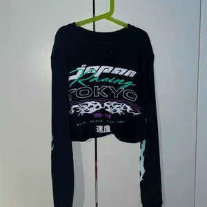 Fashionnova magtröja  - Aldrig använts. Tryck på armarna 💫💫FRAKT INGÅR❤️❤️❤️❤️ passar också S