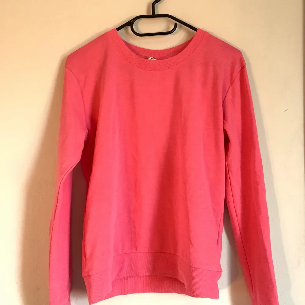 Säljer denna rosa sweatshirten från h&m, aldrig använd💗💗💗💗. Tröjor & Koftor.
