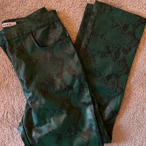 Gröna skinnbyxor, Strl 36 - Jättefina byxor från NAKD, storlek 36. Sparsamt använda och är i nyskick.