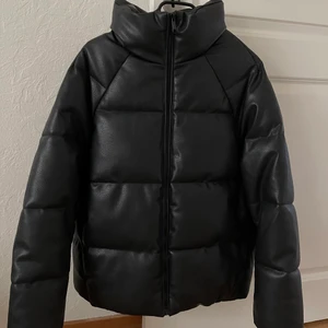 Puffer Jacket - helt ny puffer jacket med lapp kvar! Priset kan diskuteras vud snabb affär!!💕 PRISLAPPEN är kvar❤️‍🔥