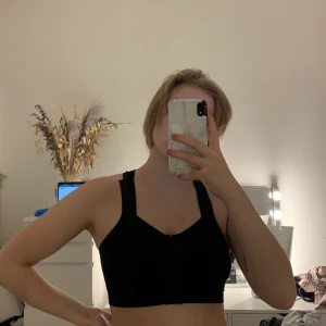 Bh - Stödbh som kan användas efter operation eller som sportbh (ser ut som en sportbh). Den är väldigt bekväm och knäpps på framsidan vilket är praktiskt. Justerbara axelband