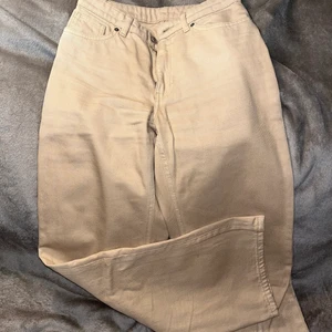 Yoko från Monki - Magisk passform! Mellanhög midja och långa, raka, vida byxben. En lite mörkare beige färg. Från den berömda Yoko serien från Monki. Då jag tyvärr vuxit ur jeansen såpass mycket att jag inte kan visa bild med dom på så är det en bild från Monkis egen hemsida jag klippt in! 