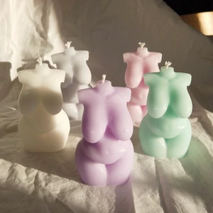  Doftljus, perfekt julklapp!! - BESTÄLL SENAST FREDAG FÖR JULKLAPP!!! Handgjorda doftljus i olika former, färger och dofter. Färgerna och formerna ser ni på bilderna. Dofterna är nytvättat eller Jasmin. Pris 50-70 + frakt! Kontakta för fler bilder och info💕💕💕💕