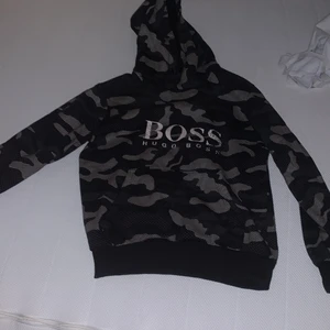 Hugo Boss - En Hugo boss hooide skick 6/10 bokstäverna är lite ut suddade men det syns använt 6 gånger 1 i skolan och typ 5 hemma den är fräsch och sånt använder it längre därför säljer jag den det är för tjejer och killar