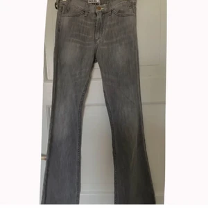Jeans från Acne - Säljer vidare dessa jeans från Acne eftersom dom ej passa mig! Så lånade bilder och kan inte skicka några fler! Men sjukt fina! 
