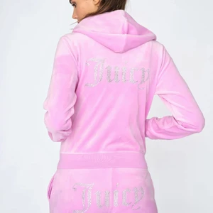 Helt nytt juicy couture set - Ett helt nytt oanvänd juicy couture set i rosa. Lappar och allt sitter kvar. Kan skicka bild i meddelanden. Tröjan kostar 1200kr ny och byxorna 11000kr nya på hemsidan!