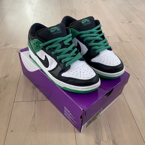 Nike SB Dunk Low Pro - Nike SB Dunks Classic Green i storlek 42,5. Köpta i september från StockX. Knappt använda så dom är i nyskick. Startpris 2000kr, köpare står för frakt. Pris kan diskuteras.